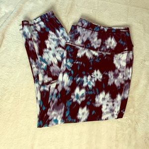Capri length floral design Vera Wang leggings